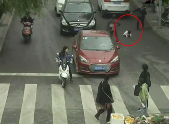 فيديو صادم.. طفلة تنجو بـأعجوبة من دهس سيارتين صورة رقم 2