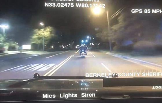 فيديو صادم: شرطي يطارد سائق دراجة نارية ويتسبب بقتله بطريقة مروعة!! صورة رقم 2