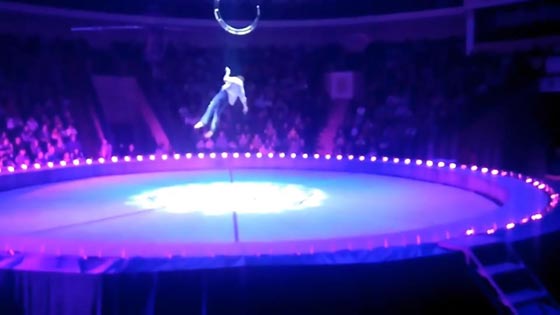 فيديو صادم.. لاعبة سيرك محترفة تفلت من يد زميلها وتسقط  صورة رقم 3