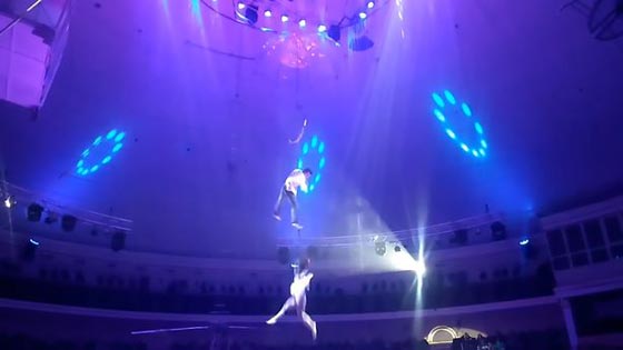 فيديو صادم.. لاعبة سيرك محترفة تفلت من يد زميلها وتسقط  صورة رقم 2