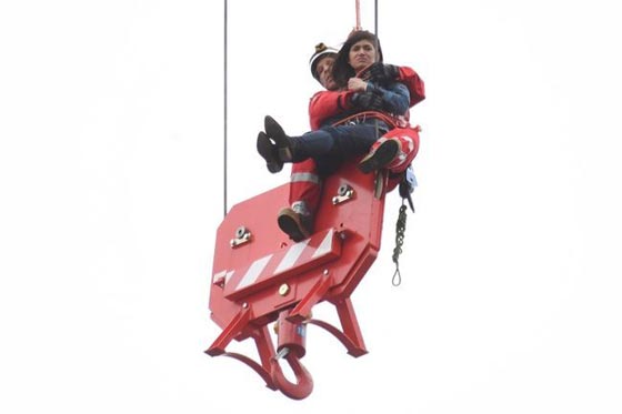 بالفيديو.. عملية إنقاذ إمرأة معلقة في الهواء في كندا صورة رقم 2