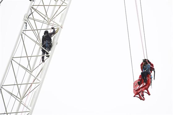 بالفيديو.. عملية إنقاذ إمرأة معلقة في الهواء في كندا صورة رقم 3