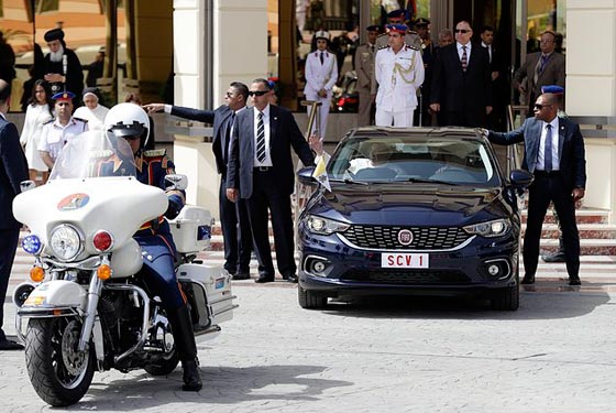 ما سر سيارة فيات زرقاء اصر البابا على ركوبها في مصر صورة رقم 2