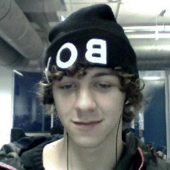  فيديو يرصد لحظة قيام شاب بترك حقيبة متفجرات داخل قطار! صورة رقم 4