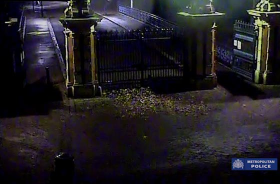 (الوحش) يتعقب فتاة قبل ان يغتصبها ويتزوج من اخرى بعد ساعات! فيديو صورة رقم 6