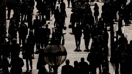 معجب ام متحرش؟.. رسالة حب الى الفتاة في الترام تثير المجتمع الاسباني  صورة رقم 4