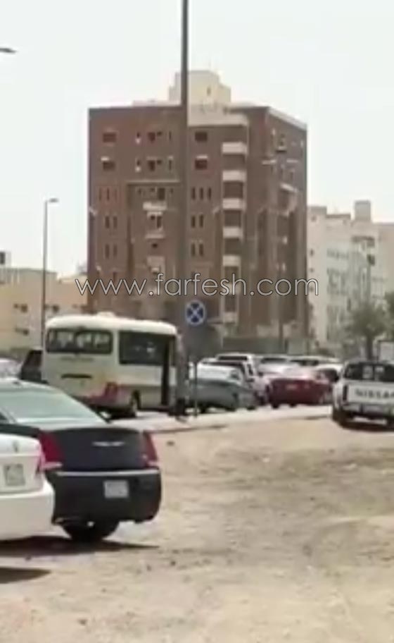  فيديو غريب.. تفجير وهدم بناية من 6 طوابق دون اغلاق الشارع المجاور! صورة رقم 3