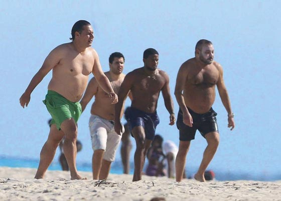  صور ملك المغرب واسرته بلباس البحر (المايوه) على شاطئ ميامي تثير ضجة صورة رقم 4