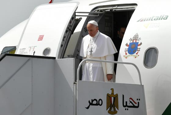 بدعوة من شيخ الأزهر.. بابا السلام يقيم قداسا  في مصر السلام  صورة رقم 1