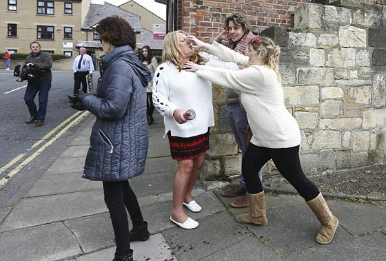  صور صادمة لمشاجرة نسائية دموية عنيفة في بريطانيا: لن تصدّق السبب! صورة رقم 3