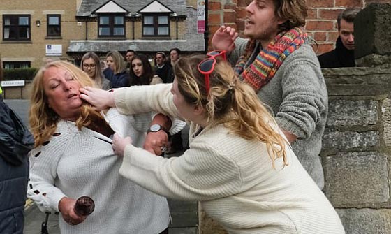  صور صادمة لمشاجرة نسائية دموية عنيفة في بريطانيا: لن تصدّق السبب! صورة رقم 1