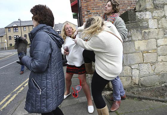  صور صادمة لمشاجرة نسائية دموية عنيفة في بريطانيا: لن تصدّق السبب! صورة رقم 4