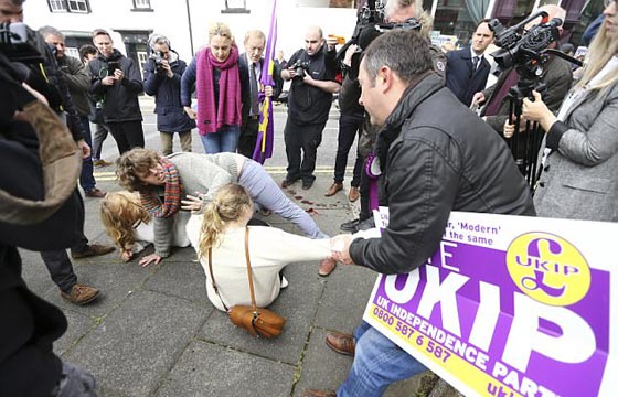  صور صادمة لمشاجرة نسائية دموية عنيفة في بريطانيا: لن تصدّق السبب! صورة رقم 6