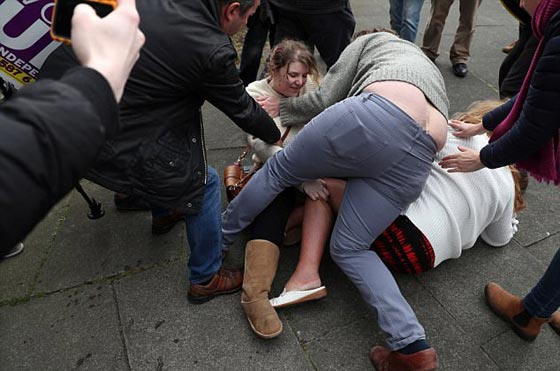  صور صادمة لمشاجرة نسائية دموية عنيفة في بريطانيا: لن تصدّق السبب! صورة رقم 8