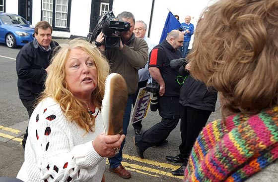  صور صادمة لمشاجرة نسائية دموية عنيفة في بريطانيا: لن تصدّق السبب! صورة رقم 12