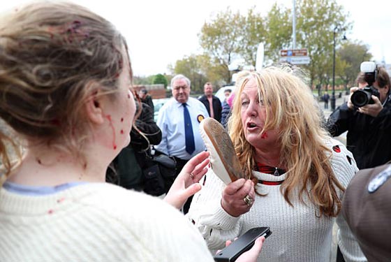  صور صادمة لمشاجرة نسائية دموية عنيفة في بريطانيا: لن تصدّق السبب! صورة رقم 2