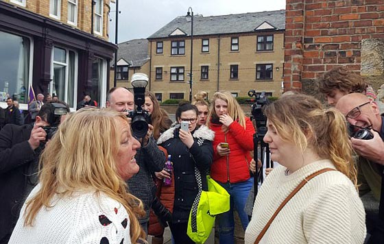  صور صادمة لمشاجرة نسائية دموية عنيفة في بريطانيا: لن تصدّق السبب! صورة رقم 13