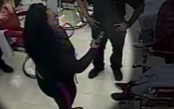 بالفيديو.. تأخروا في حلاقة شعر ابنها فهددتهم بمسدس صورة رقم 4