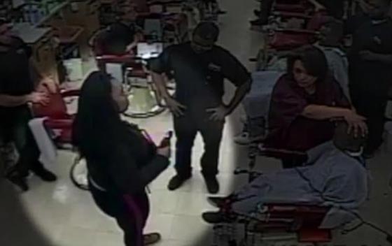 بالفيديو.. تأخروا في حلاقة شعر ابنها فهددتهم بمسدس صورة رقم 2