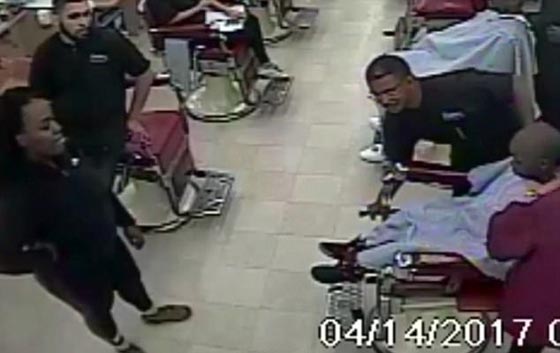 بالفيديو.. تأخروا في حلاقة شعر ابنها فهددتهم بمسدس صورة رقم 1