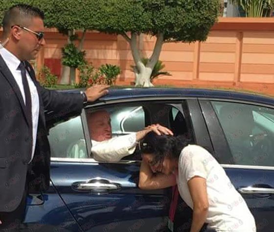 5 مواقف إنسانية مؤثرة مع بابا الفاتيكان اثناء زيارته لمصر.. صورة رقم 3