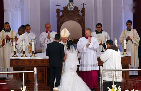 5 مواقف إنسانية مؤثرة مع بابا الفاتيكان اثناء زيارته لمصر.. صورة رقم 5