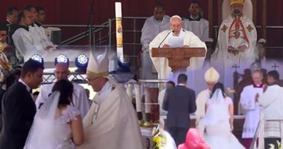 5 مواقف إنسانية مؤثرة مع بابا الفاتيكان اثناء زيارته لمصر.. صورة رقم 6