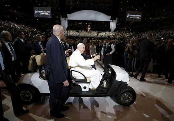 5 مواقف إنسانية مؤثرة مع بابا الفاتيكان اثناء زيارته لمصر.. صورة رقم 7