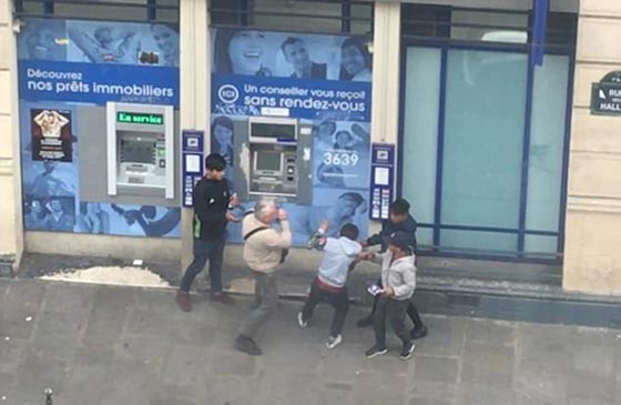 فيديو مثير: لن تصدقوا رد فعل عجوز على عصابة حاولت سرقته! صورة رقم 4