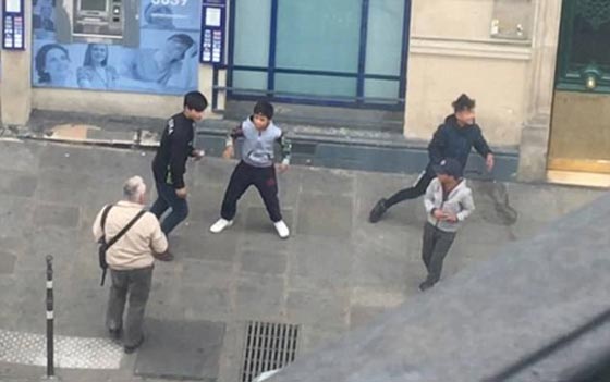 فيديو مثير: لن تصدقوا رد فعل عجوز على عصابة حاولت سرقته! صورة رقم 5