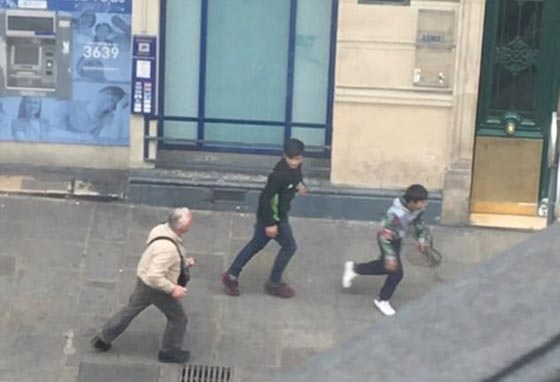 فيديو مثير: لن تصدقوا رد فعل عجوز على عصابة حاولت سرقته! صورة رقم 6