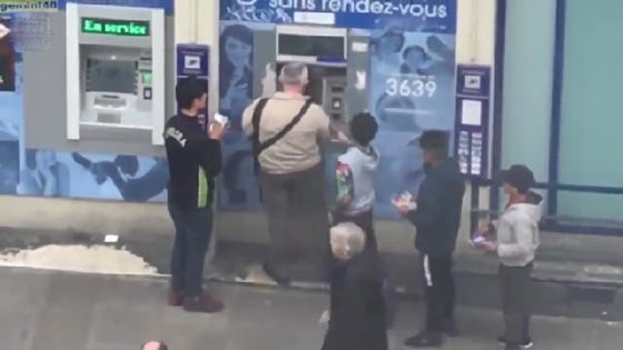 فيديو مثير: لن تصدقوا رد فعل عجوز على عصابة حاولت سرقته! صورة رقم 1