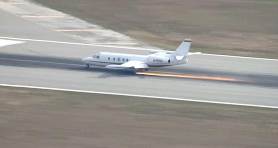 فلوريدا: هبوط اضطراري لطائرة دون عجلة.. فيديو صورة رقم 1