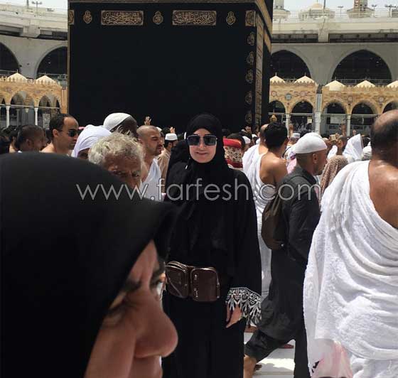 4 أخطاء وقعت فيها الفنانة غادة عبد الرازق أغضبت جمهورها خلال رحلة العمرة صورة رقم 3