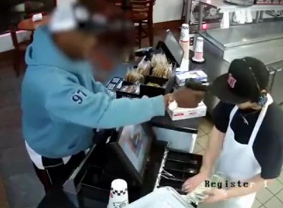 فيديو لا يصدق.. كيف تعامل هذا البائع مع حادث سطو ومسدس في الرأس! صورة رقم 1