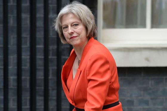 رئيسة وزراء بريطانيا تحمر خجلا بعدما طرقت ابواب الناس دون مجيب صورة رقم 4