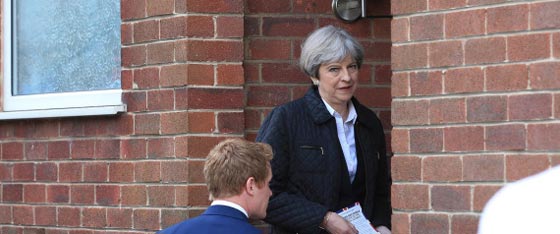 رئيسة وزراء بريطانيا تحمر خجلا بعدما طرقت ابواب الناس دون مجيب صورة رقم 3