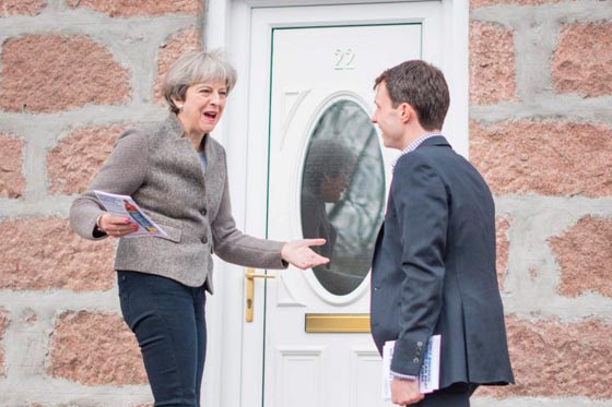 رئيسة وزراء بريطانيا تحمر خجلا بعدما طرقت ابواب الناس دون مجيب صورة رقم 2