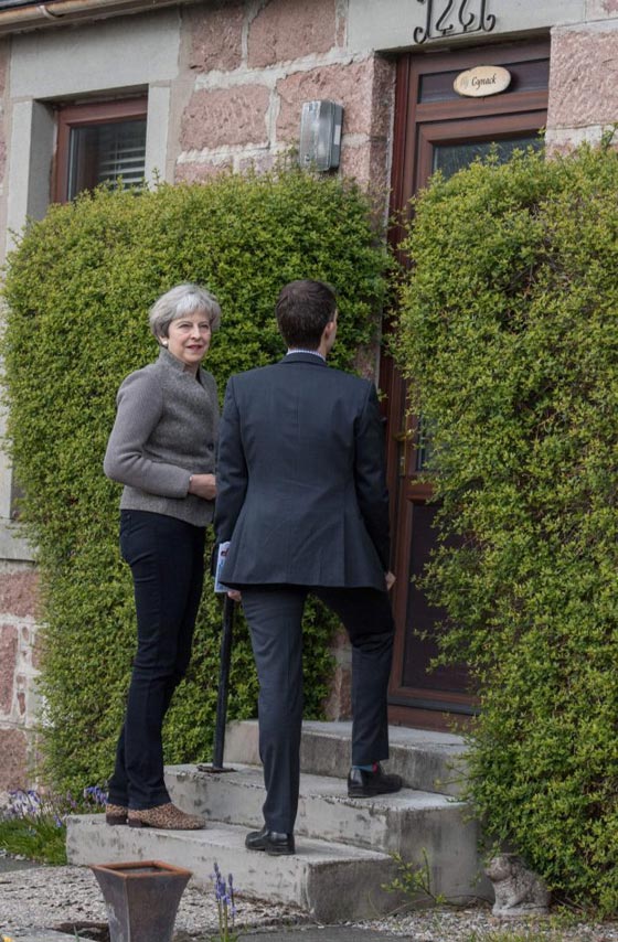 رئيسة وزراء بريطانيا تحمر خجلا بعدما طرقت ابواب الناس دون مجيب صورة رقم 1