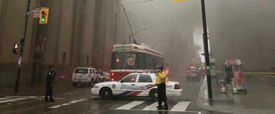 حريق في محول للطاقة يتسبب بانفجارات مدوية بحي المال في كندا صورة رقم 6