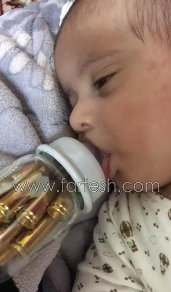  فيديو صادم: طفل يرضع من ببرونة مليئة بالرصاص بدل الحليب! صورة رقم 1