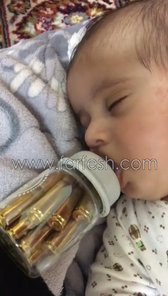 فيديو صادم: طفل يرضع من ببرونة مليئة بالرصاص بدل الحليب! صورة رقم 2