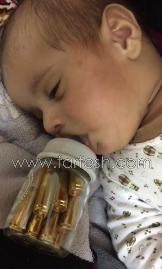  فيديو صادم: طفل يرضع من ببرونة مليئة بالرصاص بدل الحليب! صورة رقم 3