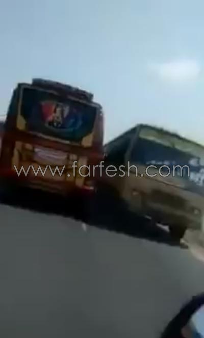 فيديو مرعب:  سباق خطير بين حافلتين على الطريق السريع صورة رقم 5