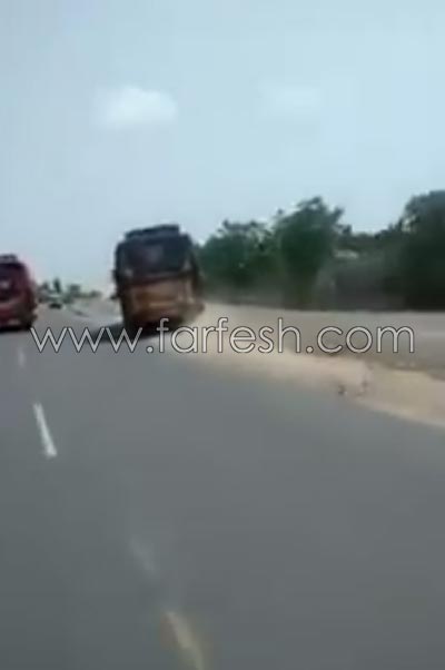 فيديو مرعب:  سباق خطير بين حافلتين على الطريق السريع صورة رقم 6