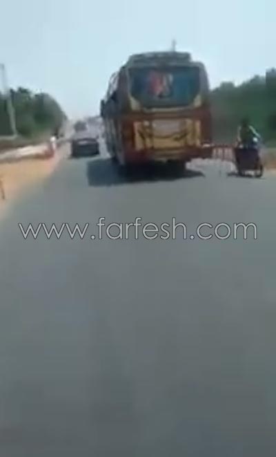 فيديو مرعب:  سباق خطير بين حافلتين على الطريق السريع صورة رقم 8