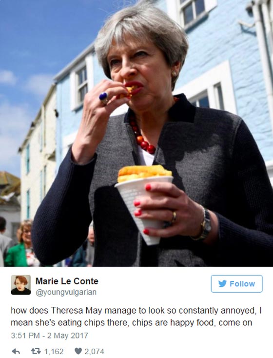 صور رئيسة الوزراء تتناول رقائق البطاطس