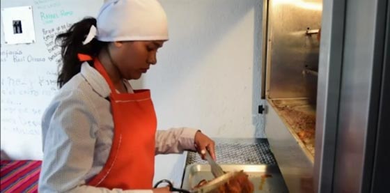 فيديو: كيف هربت هذه الفتاة المكسيكية من عالم الفجور الى عالم المطاعم صورة رقم 2