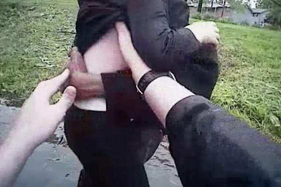 فيديو يحبس الانفاس.. شرطي شجاع ينقذ طفلاً من الغرق صورة رقم 7