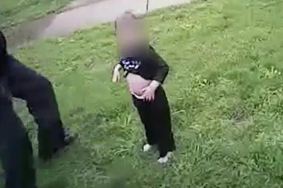 فيديو يحبس الانفاس.. شرطي شجاع ينقذ طفلاً من الغرق صورة رقم 8